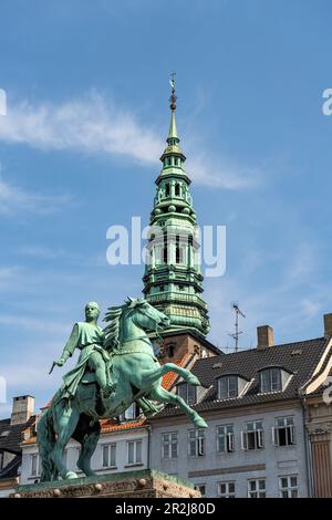 Reiterstatue des Absalons und des Turms von St. Nicholas Kirche auf dem zentralen Platz Højbro Plads in Kopenhagen, Dänemark, Europa Stockfoto