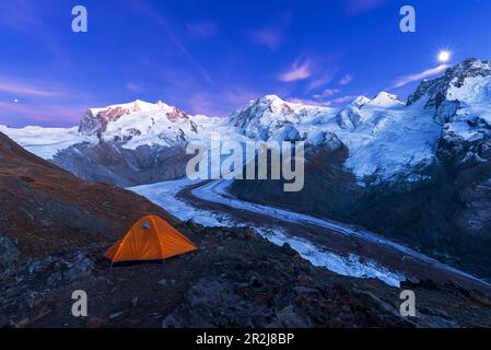 Blick auf die Schweizer Seite des Monte-Rosa-Massivs und des Gorner-Gletschers (Gornergletscher) mit majestätischen Lyskamm-Gipfeln vom Riffelsee aus Stockfoto