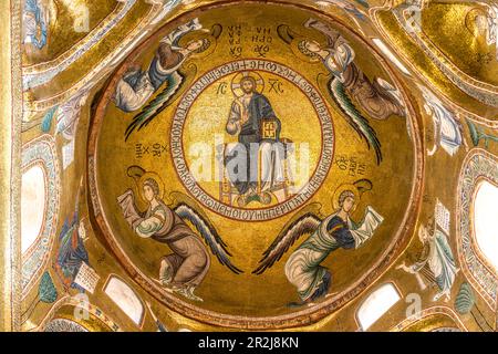 Byzantinische Deckenmosaike, die Jesus Christus als Pantokrator und Erzengel im Inneren der Kirche Santa Maria dell'Ammiraglio, Palermo, darstellen, Stockfoto