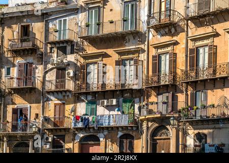 Typische Balkone in einem Wohngebäude in der Altstadt, Palermo, Sizilien, Italien, Europa Stockfoto