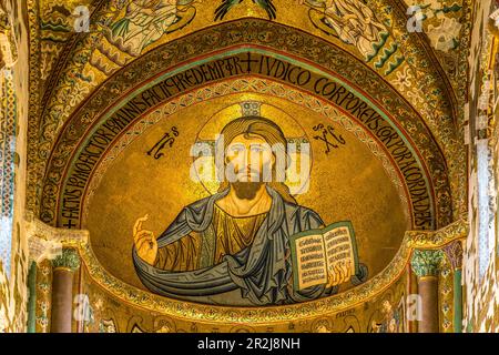 Goldenes Mosaik, das Christus als Pantokrator in der Apsis der Kathedrale Santissimo Salvatore, Cefalu, Sizilien, Italien, Europa darstellt Stockfoto