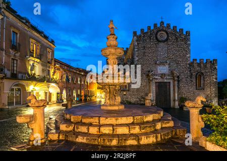 Barocker Brunnen Fontana di Piazza Duomo vor der Kathedrale von San Nicolo in der Dämmerung, Taormina, Sizilien, Italien, Europa Stockfoto
