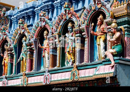 Hindu-Tempel Sri Krishnan, hinduistische Gottheiten auf Gopuram, Singapur, Südostasien, Asien Stockfoto