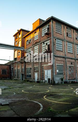 Altes Industriegebäude mit Spuren von Silos. Stockfoto