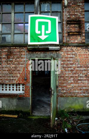 Altes Industriegebäude mit Spuren von Silos. Stockfoto