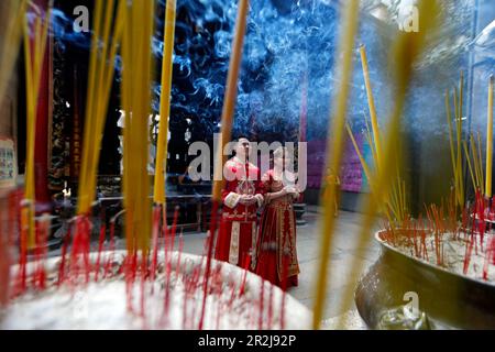 Der Thien-Hau-Tempel, der berühmteste taoistische Tempel in Cholon, traditionelle Hochzeit, junges Paar in Rot auf der Pagode, Ho-Chi-Minh-Stadt Stockfoto