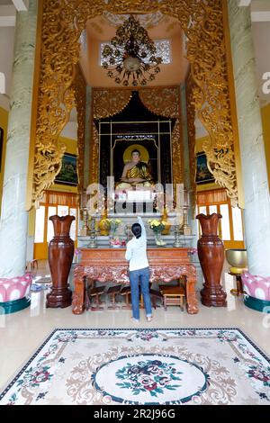 Tinh Xa Ngoc Chau Pagode, buddhistischer Altar und Frau, die zum Buddha betet, Chau Doc, Vietnam, Indochina, Südostasien, Asien Stockfoto