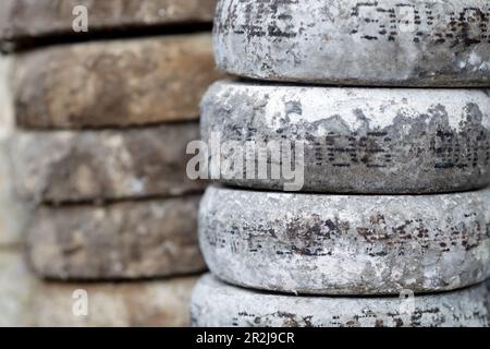 Traditioneller französischer Käse, Tomme de Savoie, Bergkäse zum Verkauf auf dem Markt, Frankreich, Europa Stockfoto