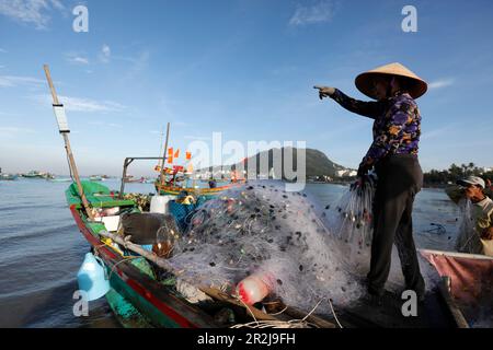 Frau mit dem traditionellen vietnamesischen konischen Hut, die Fischernetze repariert, Hang Dua Bay, Vung Tau, Vietnam, Indochina, Südostasien, Asien Stockfoto