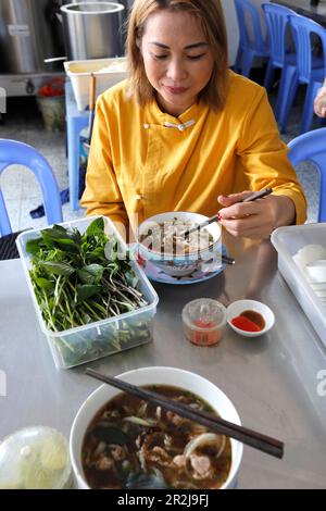 Frau isst traditionelle vietnamesische Suppe Pho, Tan Chau, Vietnam, Indochina, Südostasien, Asien Stockfoto