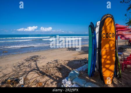 Blick auf Surfbretter und Anbieter am sonnigen Morgen auf Kuta Beach, Kuta, Bali, Indonesien, Südostasien, Asien Stockfoto