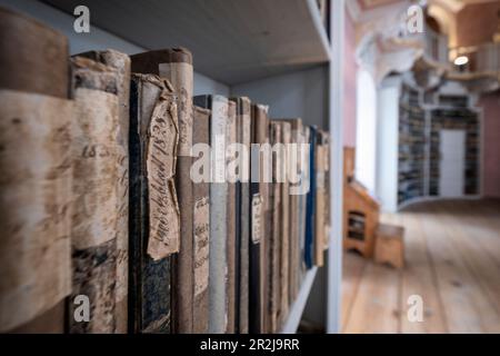 Blick auf die Bücher in der Bibliothek im Benediktinerkloster St. Mang, Fussen, Ostallgäu, Allgäu, Bayern, Deutschland, Europa Stockfoto