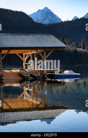 Bootshaus in Alpsee, Schwangau, Allgaeu, Bayern, Deutschland, Europa Stockfoto