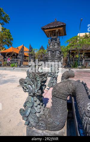 Blick auf Skulptur und Hindu-Tempel in der Nähe von Shelter Kebencanaan am Kuta Beach, Kuta, Bali, Indonesien, Südostasien, Asien Stockfoto