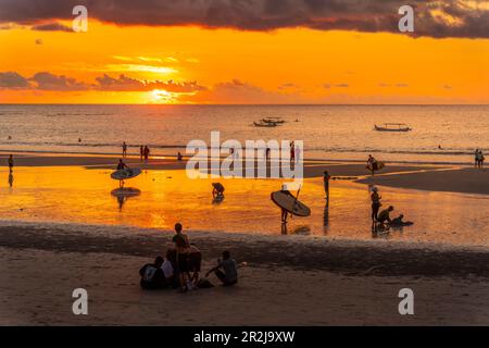 Blick auf Kuta Beach bei Sonnenuntergang, Kuta, Bali, Indonesien, Südostasien, Asien Stockfoto