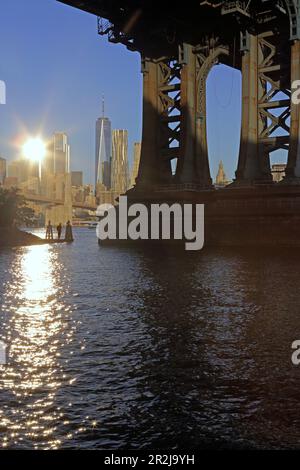 Blick auf das World Trade Center und den Beekman Tower (8 Spruce Street), einen Frank O. Gehry Wolkenkratzer mit einem Pier der Manhattan Bridge, Bridge Park, Brook Stockfoto