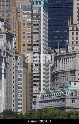 Blick über die Baumwipfel des Battery Park bis zur südlichen Spitze des Broadway mit dem Alexander Hamilton US Customs Center (unten rechts), Manhattan, New Yo Stockfoto