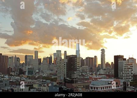 Blick auf die Skyline des Financial District von der Lower East Side, Manhattan, New York, New York, USA Stockfoto