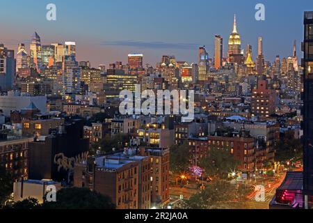 Blick von der Lower East Side der Bowery Street, der Skyline von Midtown mit den Hudson Yards (links) und dem Empire State Building, Manhattan, New York, N Stockfoto
