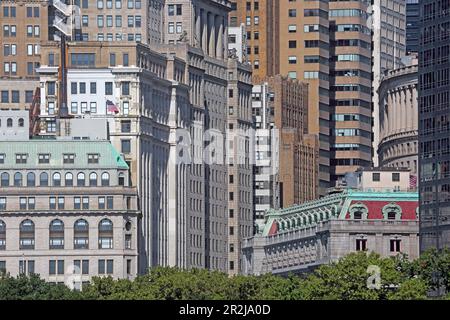 Blick über die Baumwipfel des Battery Park bis zur südlichen Spitze des Broadway mit dem Alexander Hamilton US Customs Center (unten rechts), Manhattan, New Yo Stockfoto