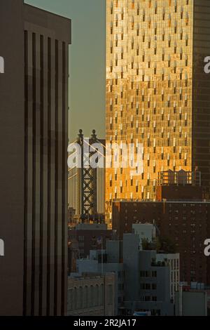 Ein Wohnturm am Manhattan Square und ein Pier der Manhattan Bridge, Lower East Side, Manhattan, New York, New York, USA Stockfoto