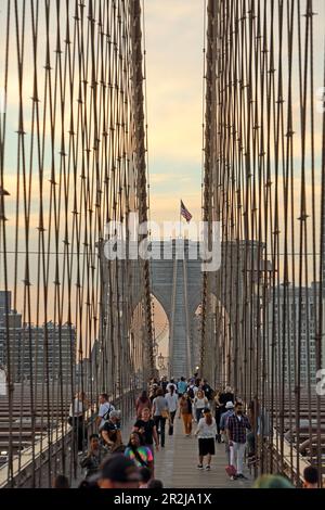 Hängekabel und Piers der Brooklyn Bridge, Manhattan, New York, New York, USA Stockfoto