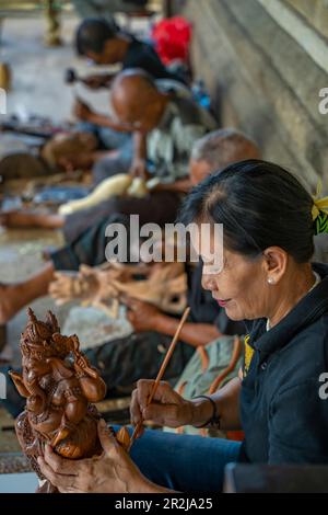 Holzschnitzereien in der Nähe von Sukawat, Denpasar City, Bali, Indonesien, Südostasien, Asien Stockfoto