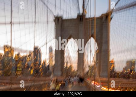 Brooklyn Bridge mit der Skyline des Financial District in Downtown Manhattan, New York, New York, USA Stockfoto