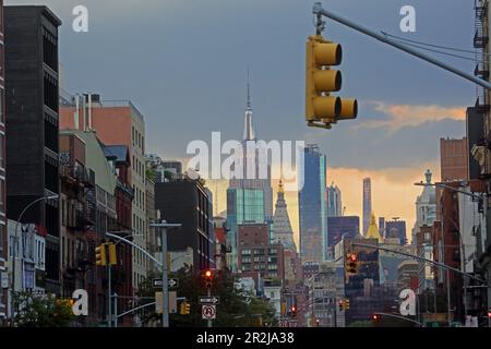 Blick auf die Skyline von Midtown Manhattan mit dem Empire State Building von der Bowery Street, Manhattan, New York, New York, USA Stockfoto