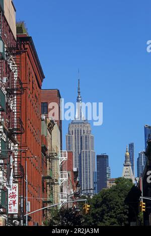 Blick von Grand Street/Mott Street, Chinatown in Richtung Empire State Bulding, Midtown Manhattan, New York, New York, USA Stockfoto