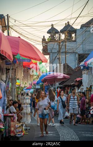 Souvenirstände auf der Straße in Ubud, Ubud, Kabupaten Gianyar, Bali, Indonesien, Südostasien, Asien Stockfoto