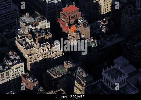 Fraternity Clubs Building alias Jolly Madison Towers mit rotem Dach, 22 East, 38 Street, vom Empire State Building aus gesehen, Manhattan, New York, Ne Stockfoto