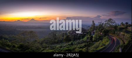 Blick auf den Mount Batur und den Mount Agung von der Nähe des Beratansees bei Sonnenaufgang, Bali, Indonesien, Südostasien, Asien Stockfoto