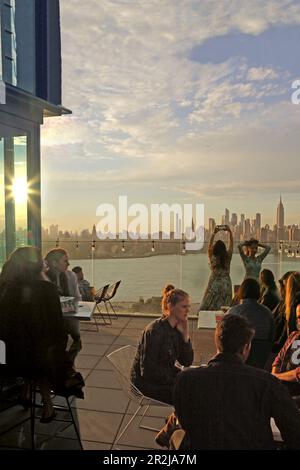 Blick auf Midtown Manhattan von der Westlight Terrace Bar des William Vale Hotels, Williamsburg, Brooklyn, New York, New York, USA Stockfoto