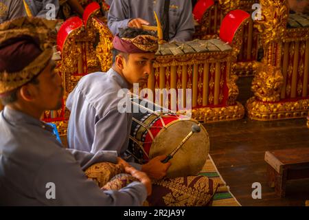 Einheimische spielen Gamelan Saron Gang, traditionelle Musikinstrumente, Ulun Danu Beratan Tempel am Bratan See, Bali, Indonesien, Südostasien, Asien Stockfoto