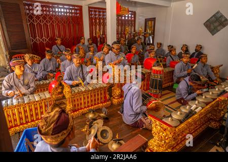 Einheimische spielen Gamelan Saron Gang, traditionelle Musikinstrumente, Ulun Danu Beratan Tempel am Bratan See, Bali, Indonesien, Südostasien, Asien Stockfoto