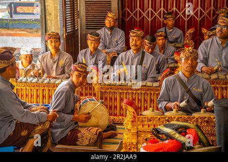 Einheimische spielen Gamelan Saron Gang, traditionelle Musikinstrumente, Ulun Danu Beratan Tempel am Bratan See, Bali, Indonesien, Südostasien, Asien Stockfoto