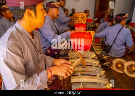 Einheimische spielen Gamelan Saron Gang, traditionelle Musikinstrumente, Ulun Danu Beratan Tempel am Bratan See, Bali, Indonesien, Südostasien, Asien Stockfoto