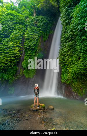 Bild einer Frau, die am Melanting Wasserfall, Kabupaten Buleleng, Gobleg, Bali, Indonesien, Südostasien, Asien Stockfoto