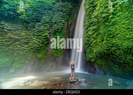 Bild einer Frau, die am Melanting Wasserfall, Kabupaten Buleleng, Gobleg, Bali, Indonesien, Südostasien, Asien Stockfoto