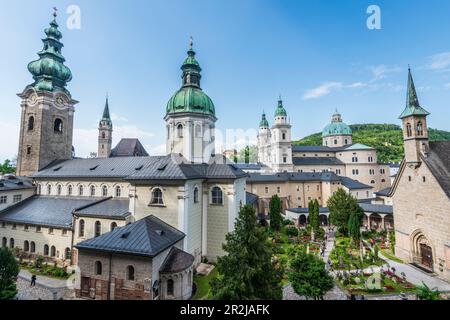 St. Peter's Abbey mit Friedhof, Franziskanerkirche, Kathedrale und Margarethkapelle in Salzburg, Österreich Stockfoto