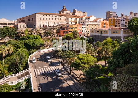 Blick auf den Parc Rochina im Sommer mit Mercat des Claustre und Església del Carme im Hintergrund, Mahón, Balearen, Spanien Stockfoto