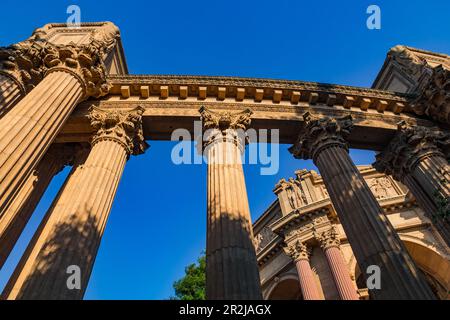 Der große Bogen und die Säulen des Palace of Fine Arts im Marina District in San Francisco, Bay Area, Kalifornien, USA Stockfoto