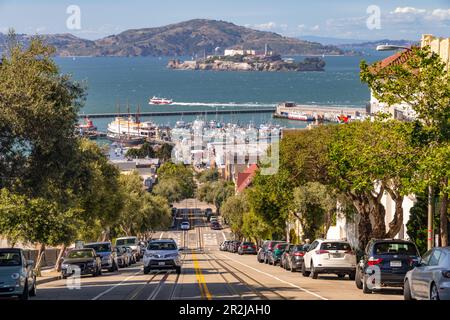 Blick auf den Hafen am Hyde Street Pier und Alcatraz Island in der Bay Area, San Francisco, Kalifornien, USA Stockfoto