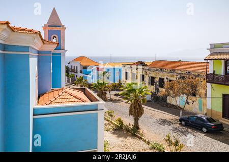 Blick auf die blaue Kirche und eine malerische Straße in São Filipe auf der Insel Fogo, Kap Verde Stockfoto