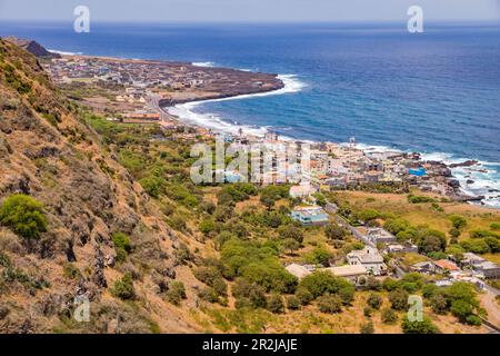 Blick vom Aussichtspunkt auf das malerische Mosteiros an der Nordostküste der Insel Fogo, Kap Verde Stockfoto