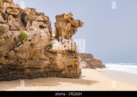 Felsformation am Strand Praia da Varandinha an der Südwestküste der Insel Boa Vista, Kap Verde Stockfoto