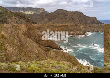 Die felsige Küste und der Strand von Playa de la Caleta in der Nähe von Hermigua, La Gomera, Kanarische Inseln, Spanien Stockfoto