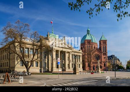 Gerichtsgebäude und Kirche St. Peter, Tribunal Judiciaire de Strasbourg und Elglise Saint-Pierre-le-Jeune de Strasbourg, Straßburg, Straßburg Stockfoto