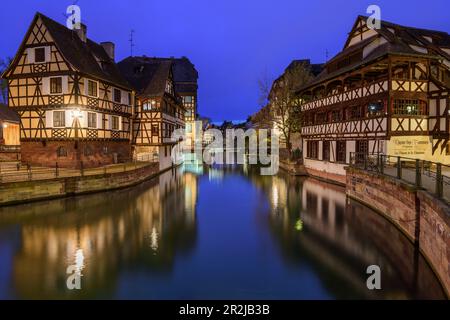 Beleuchtete Fachwerkhäuser am Kanal, Tanners Quarter, Petite France, Straßburg, Straßburg, UNESCO-Weltkulturerbe Straßburg, Elsass, Stockfoto